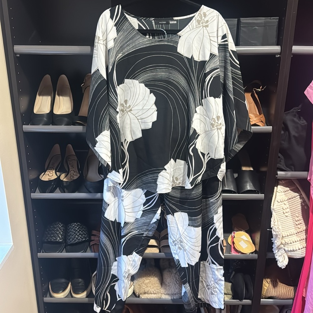 NWT Natori Floral Top and Pants Set